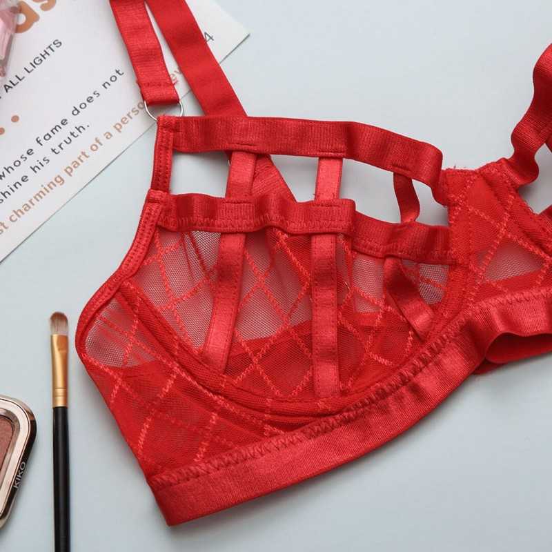 Ensemble de lingerie trois pièces en résille diamantée